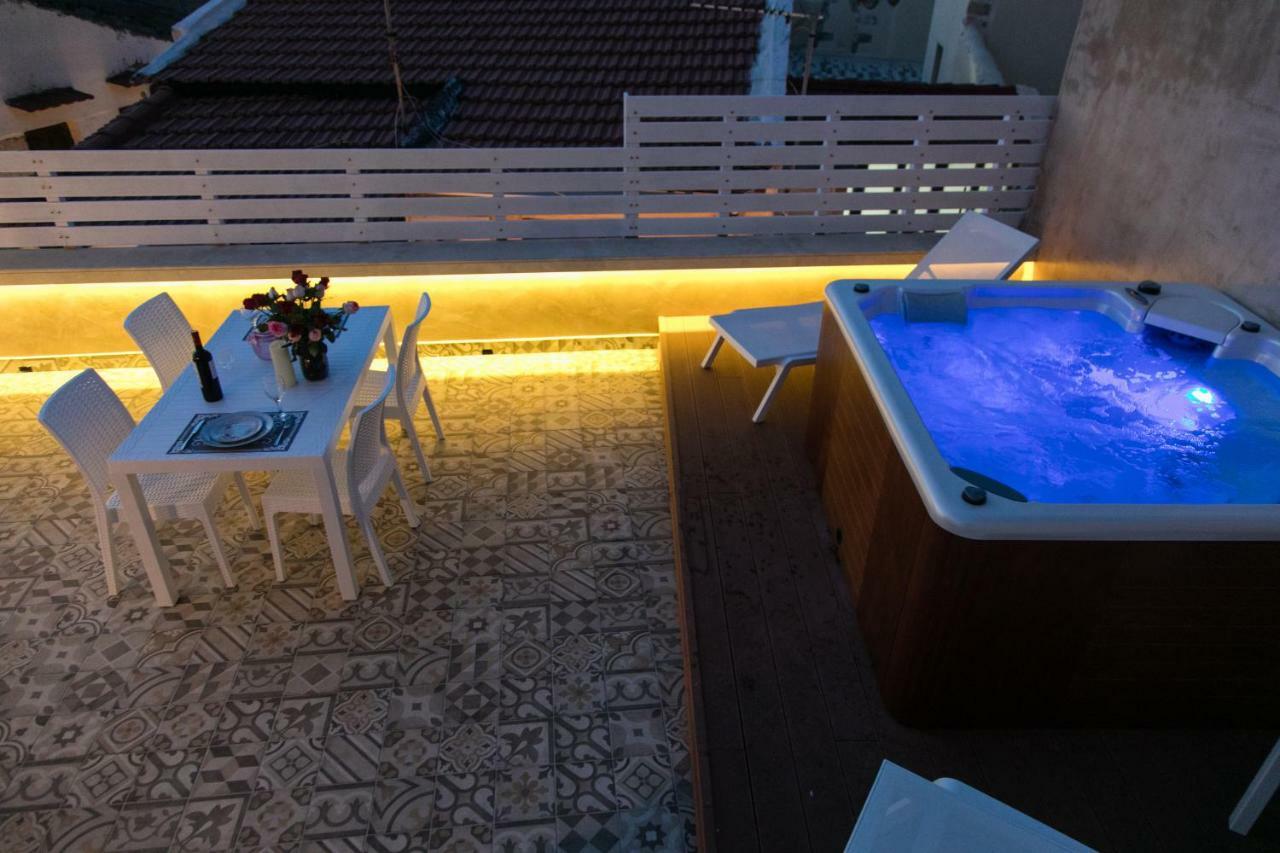 Jacuzzi Suite In The Heart Of Oldtown Resmo Dış mekan fotoğraf