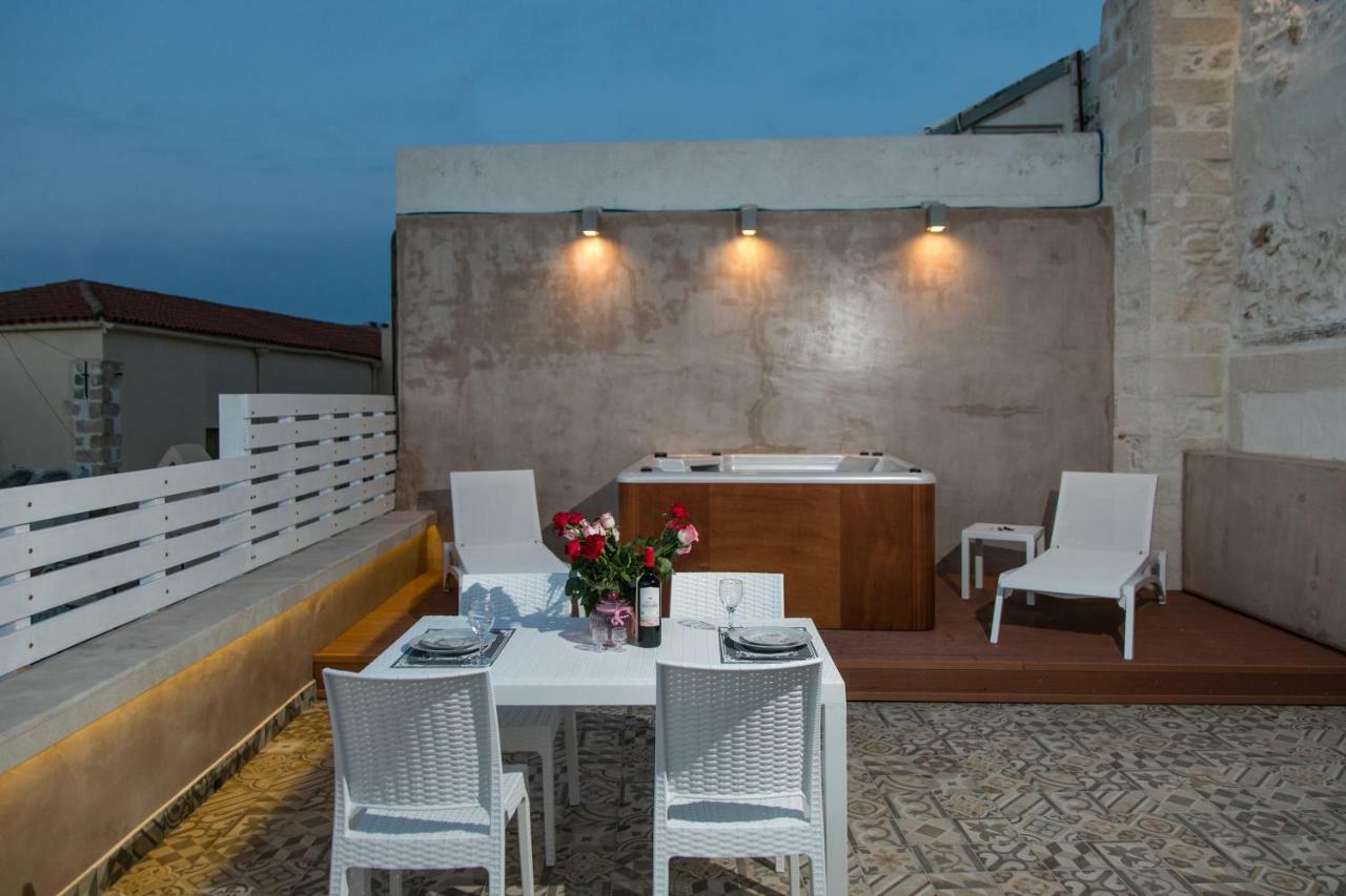 Jacuzzi Suite In The Heart Of Oldtown Resmo Dış mekan fotoğraf