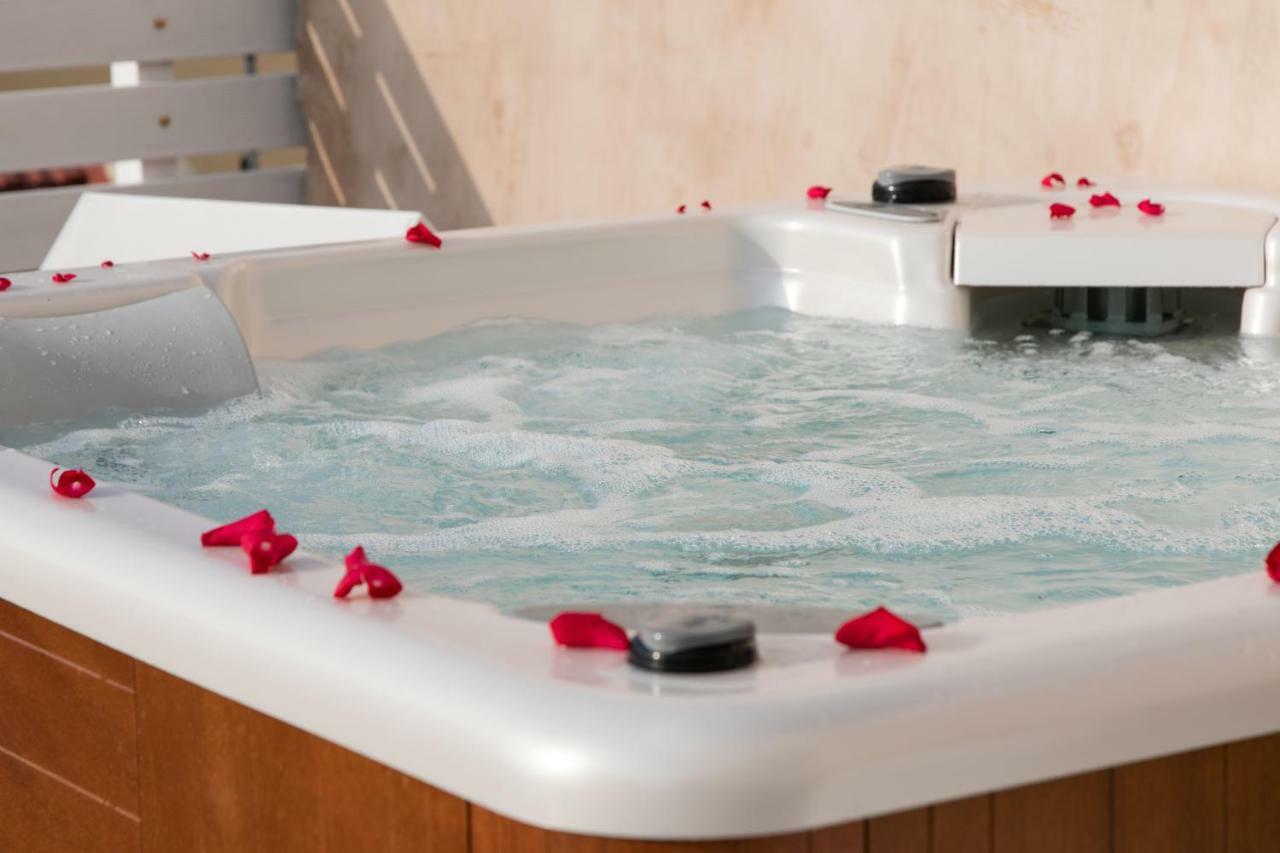 Jacuzzi Suite In The Heart Of Oldtown Resmo Dış mekan fotoğraf